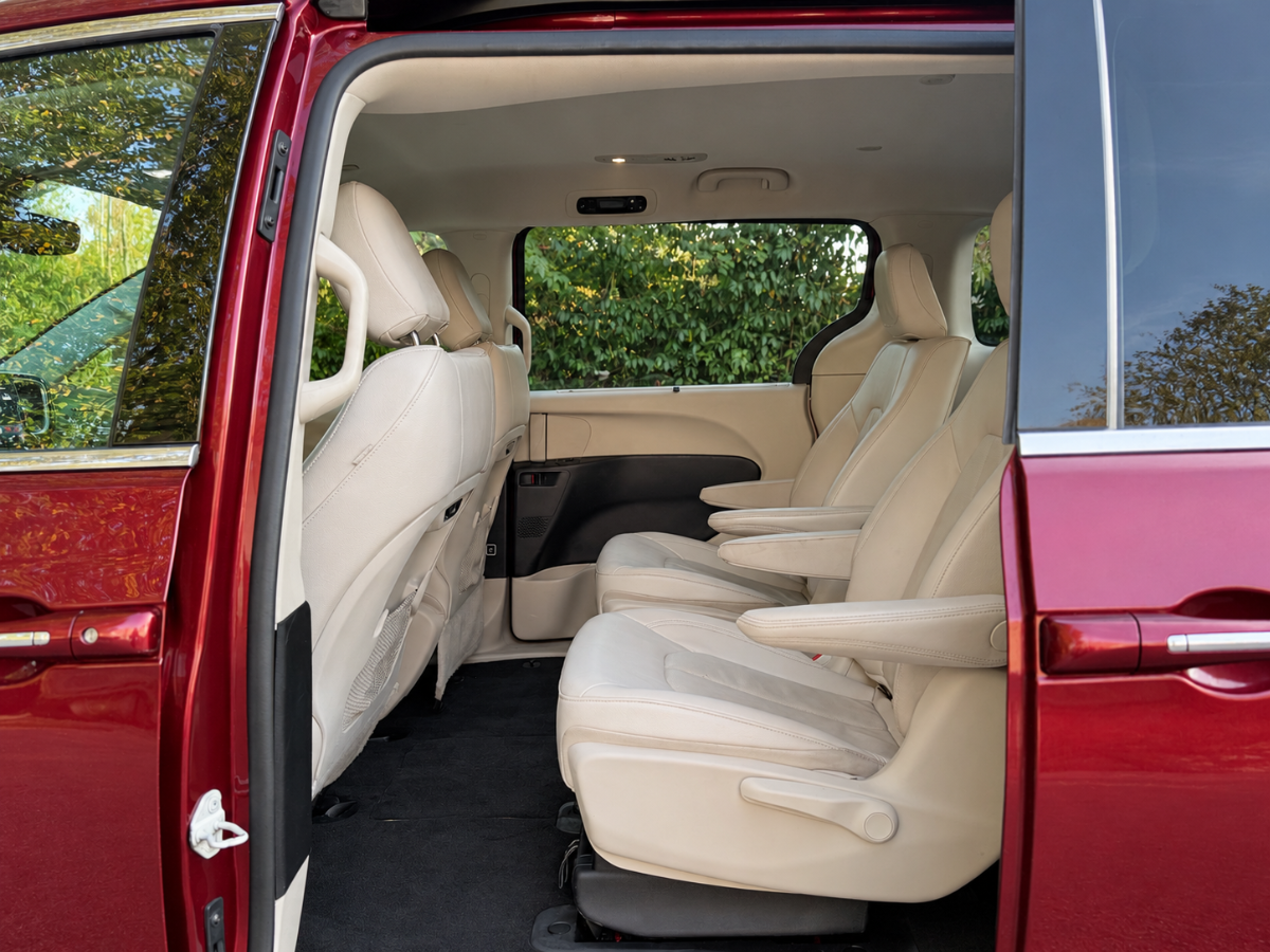 Photo 15 of this Chrysler Pacifica