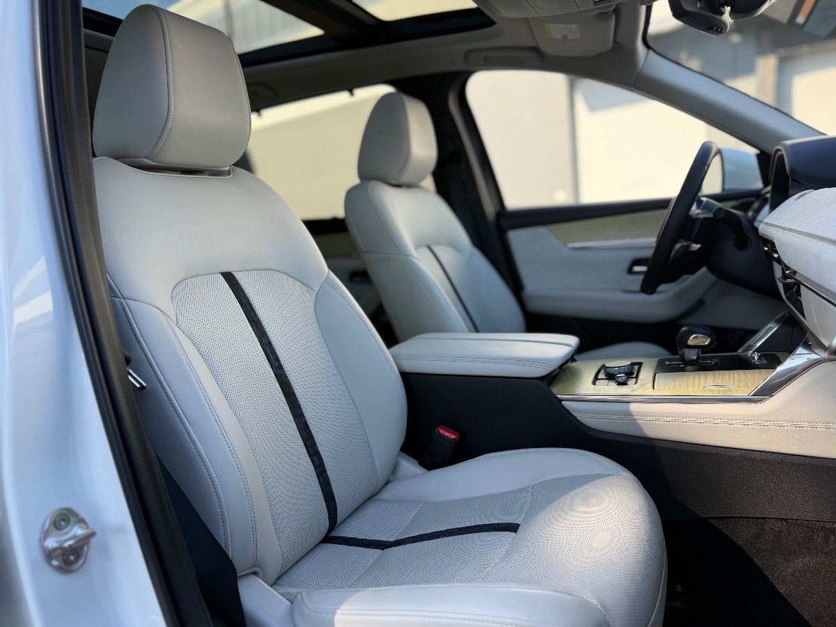 Photo 14 of this Mazda CX-90
