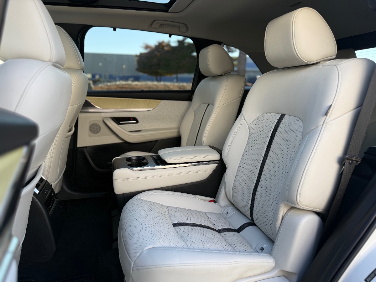 Photo 16 of this Mazda CX-90