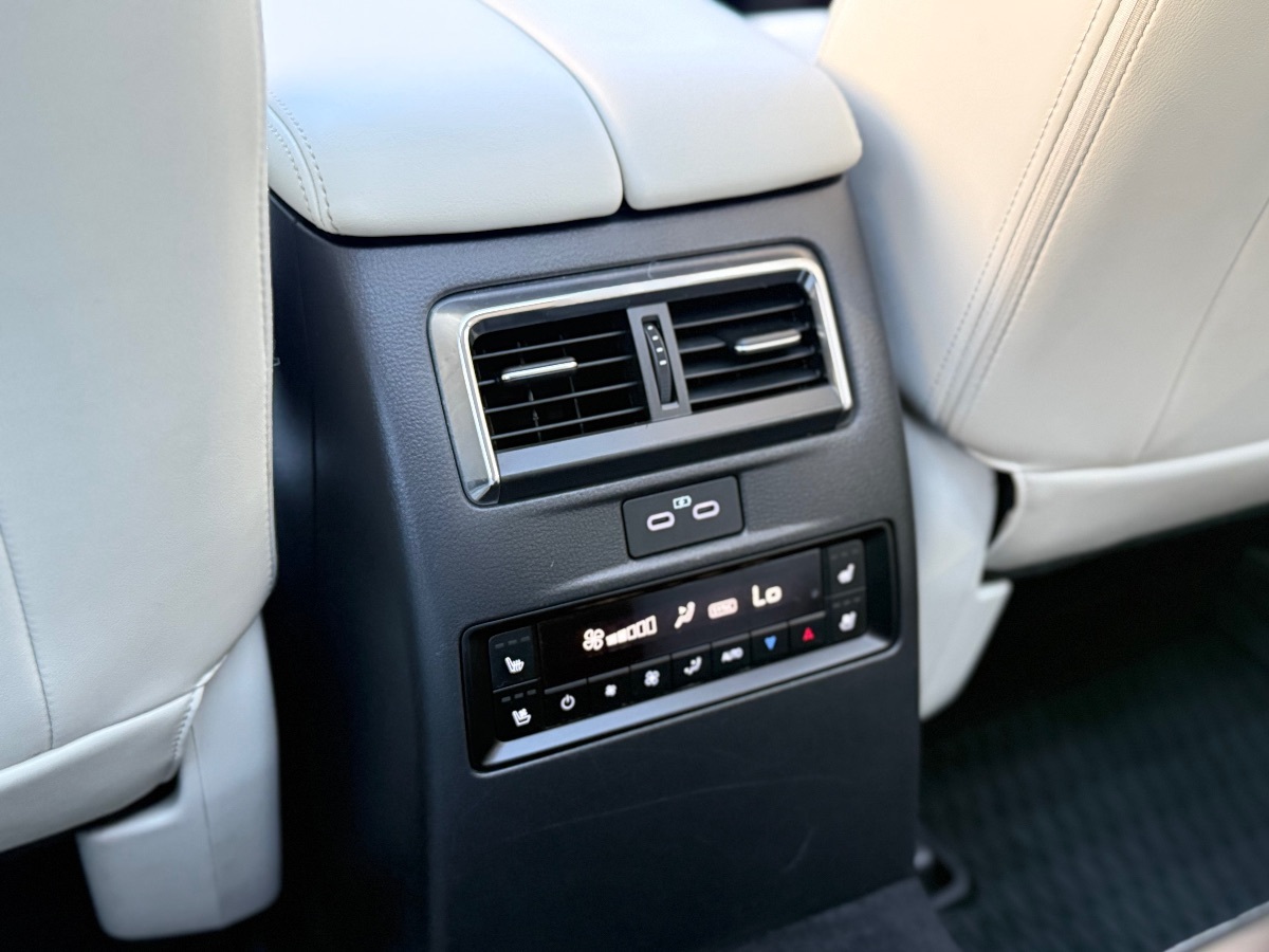 Photo 19 of this Mazda CX-90