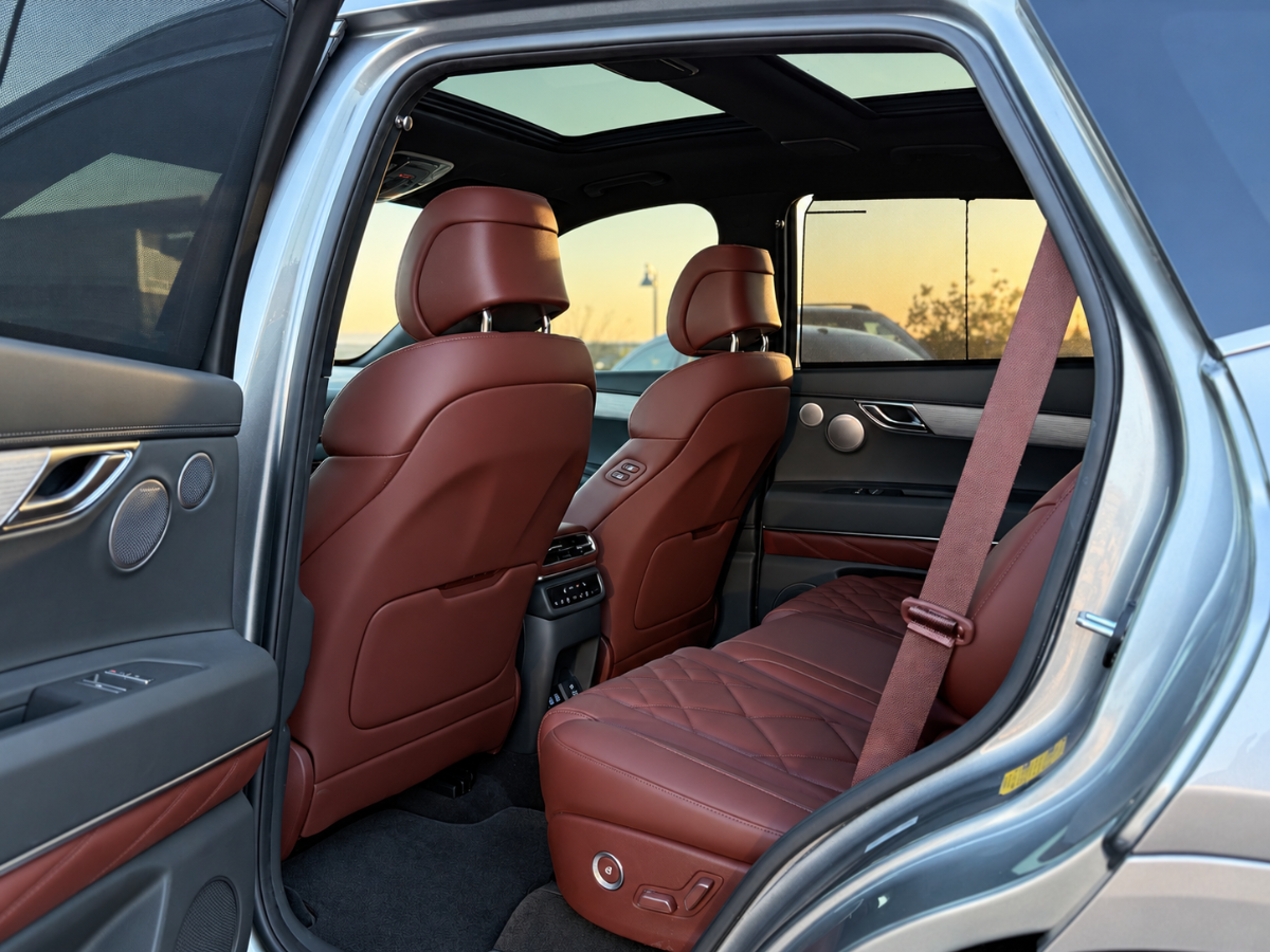 Photo 16 of this Genesis GV80
