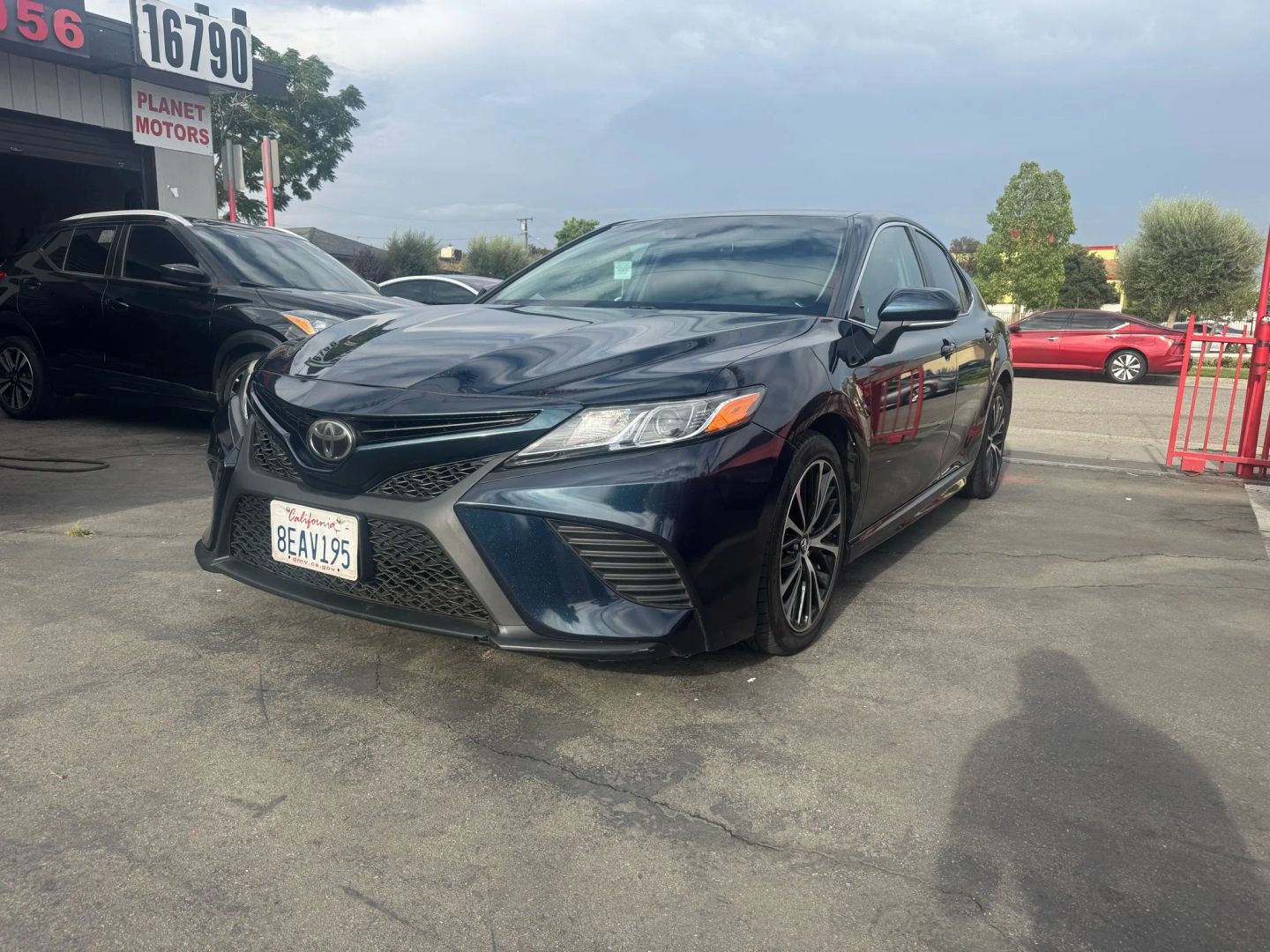 2018 Toyota Camry SE photo 2
