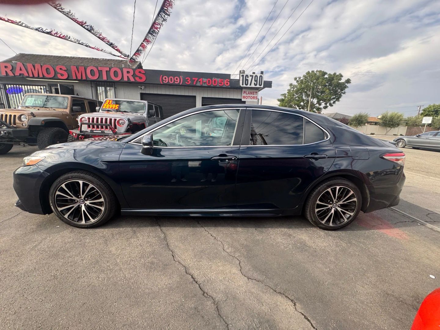 2018 Toyota Camry SE photo 3