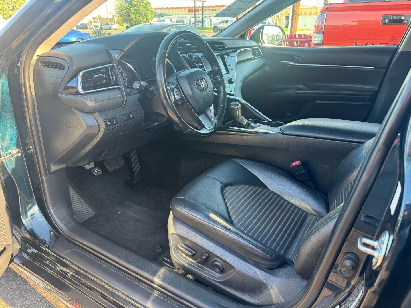 2018 Toyota Camry SE photo 10