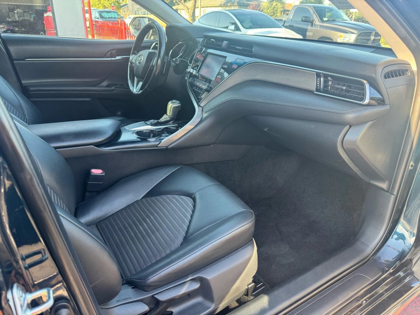 2018 Toyota Camry SE photo 13