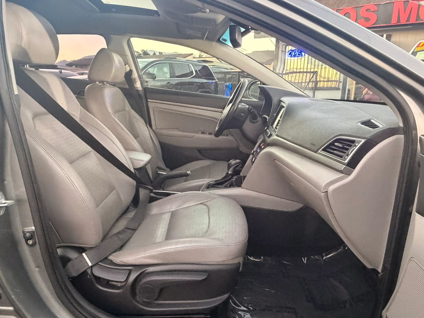 Photo 10 of this Hyundai Elantra