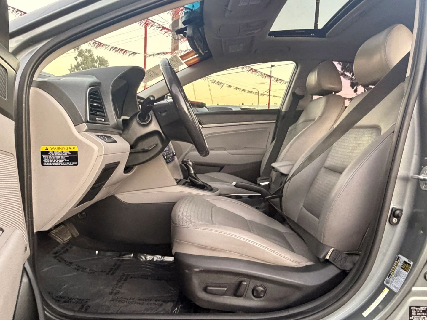 Photo 11 of this Hyundai Elantra