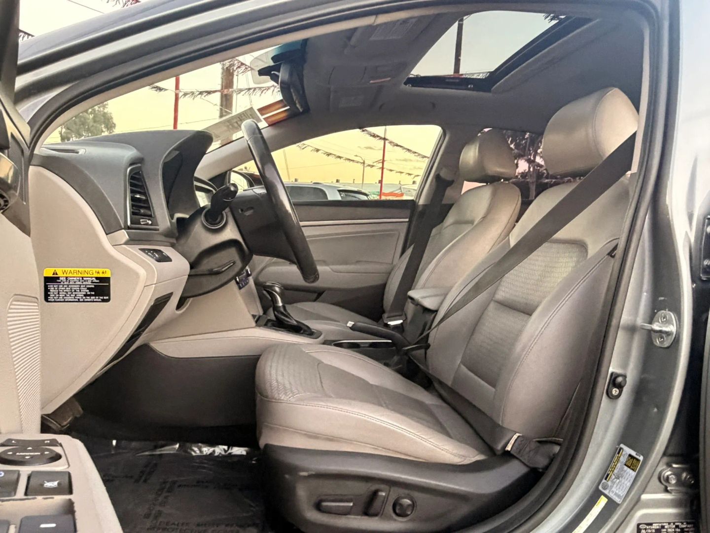Photo 13 of this Hyundai Elantra