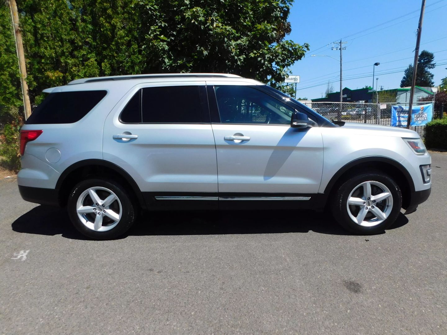 2016 Ford Explorer XLT photo 2