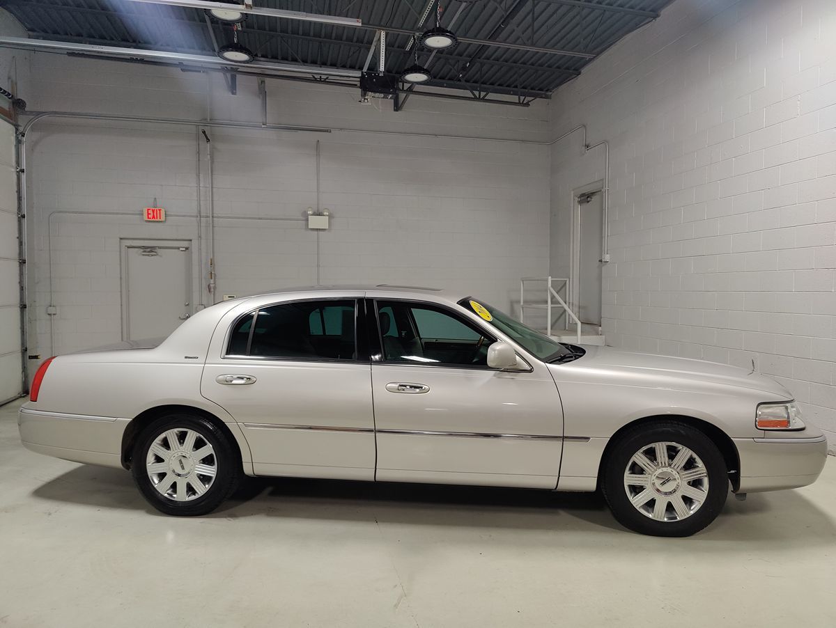 2004 Lincoln Town Car Ultimate photo 2
