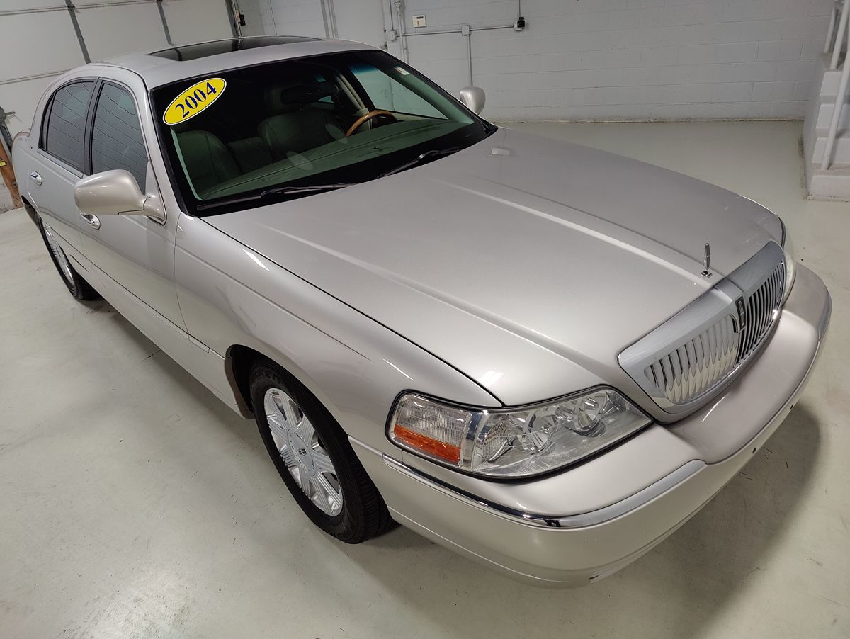 2004 Lincoln Town Car Ultimate photo 3
