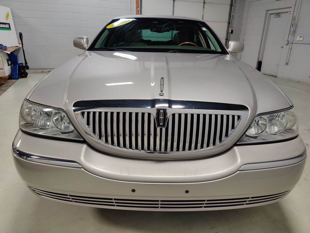 2004 Lincoln Town Car Ultimate photo 4