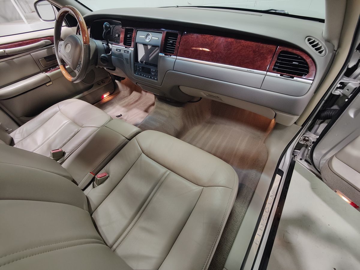 2004 Lincoln Town Car Ultimate - Photo 12