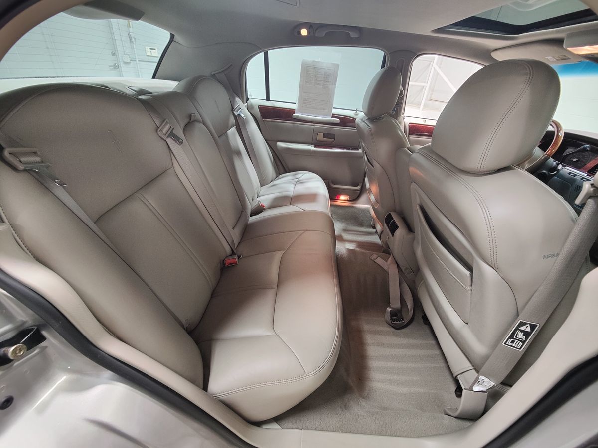 2004 Lincoln Town Car Ultimate - Photo 17