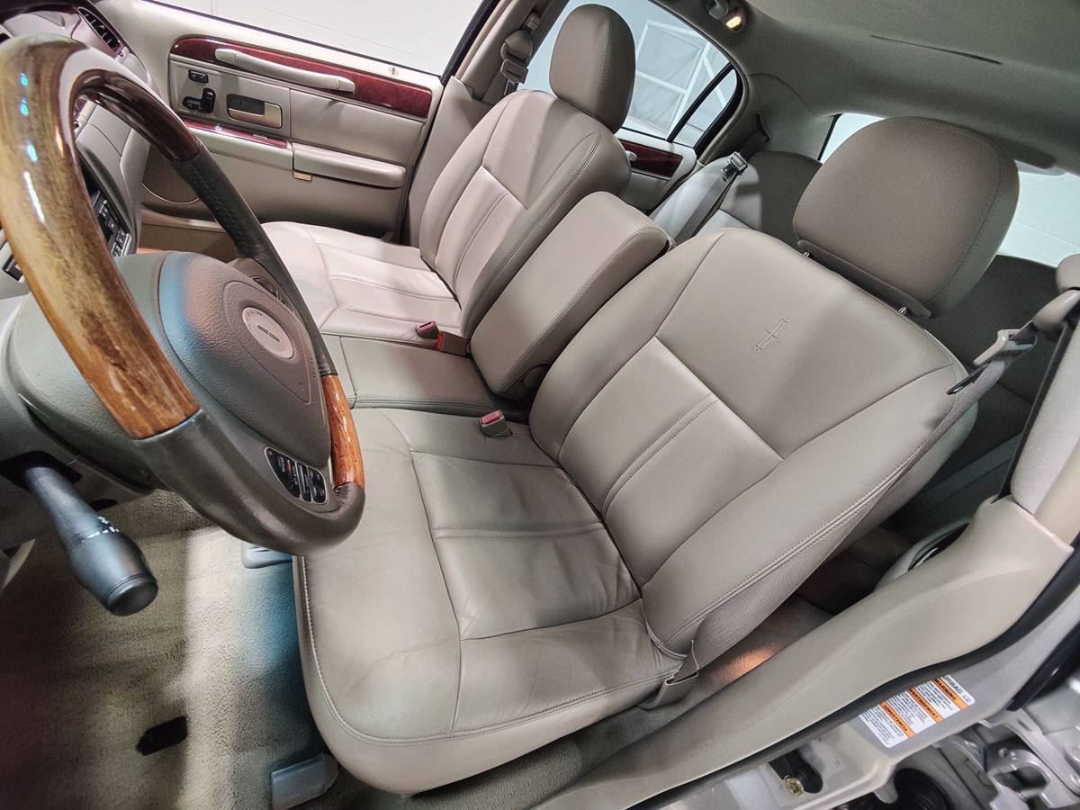 2004 Lincoln Town Car Ultimate - Photo 24