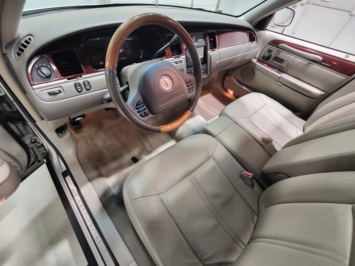 2004 Lincoln Town Car Ultimate - Photo 25