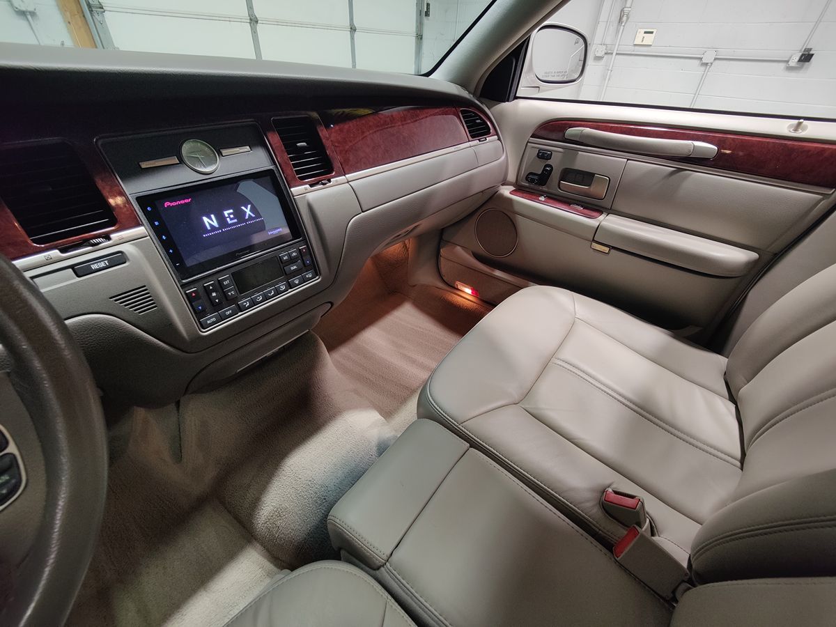 2004 Lincoln Town Car Ultimate - Photo 28