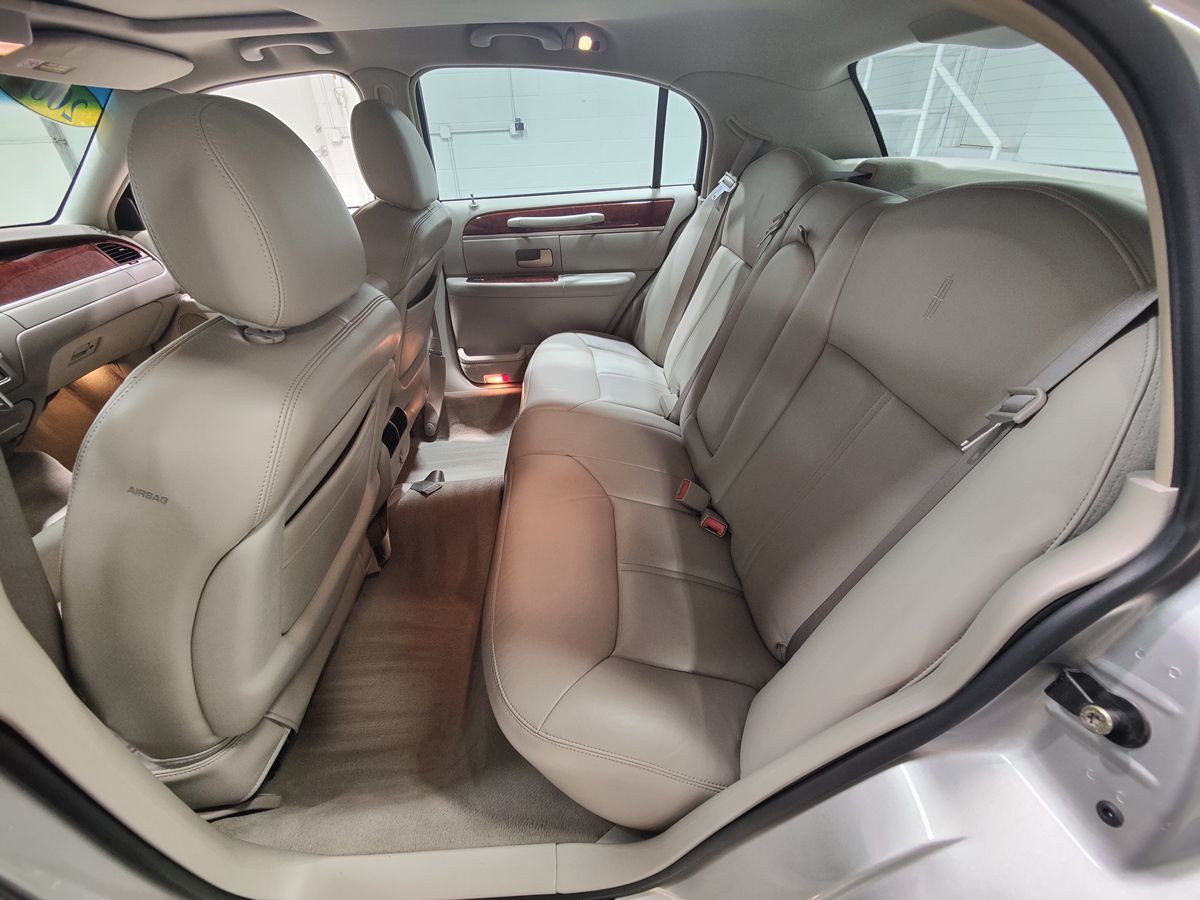 2004 Lincoln Town Car Ultimate - Photo 36