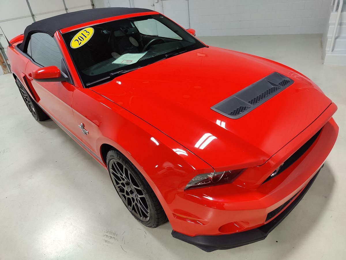 2013 Ford Mustang Shelby GT500 Convertible photo 2