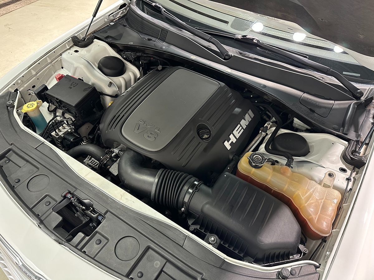 2013 Chrysler 300 photo 3