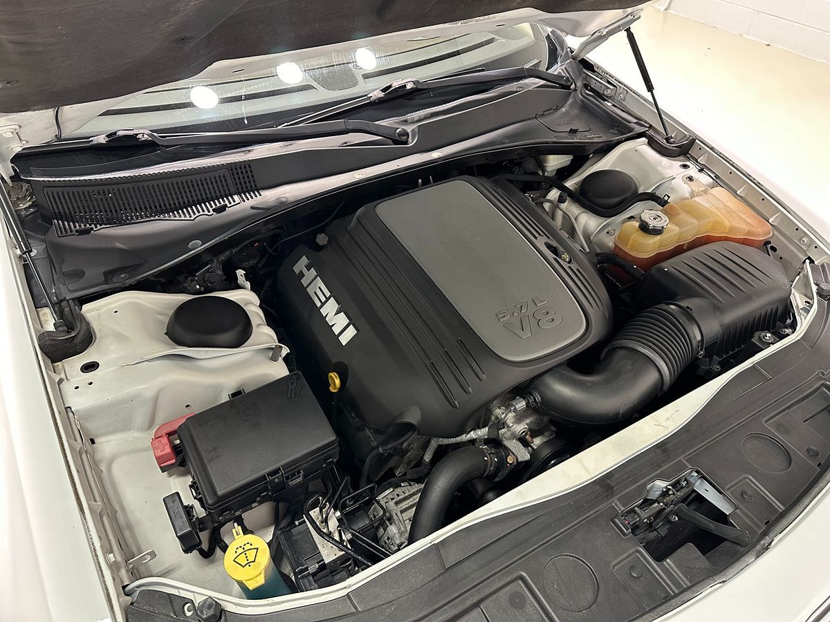2013 Chrysler 300 photo 2