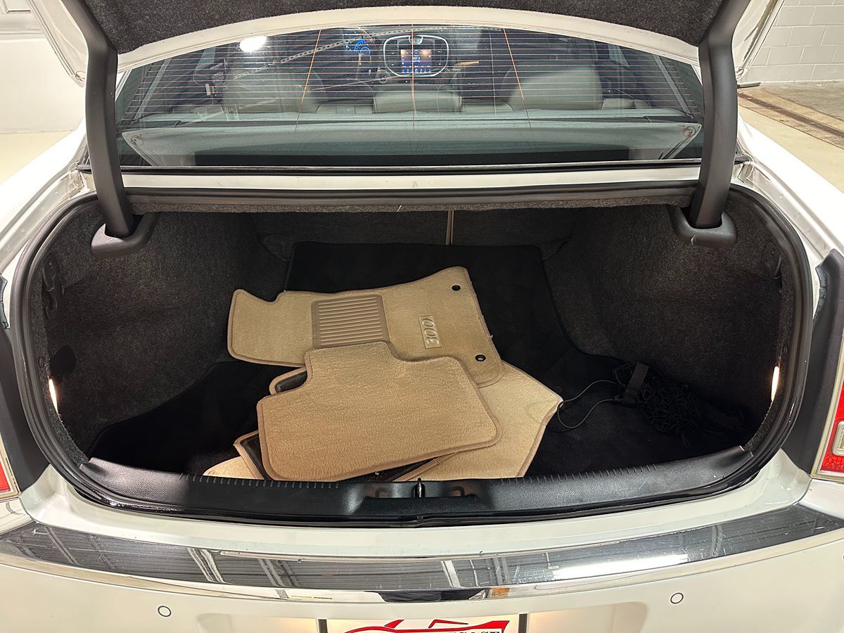 2013 Chrysler 300 photo 6
