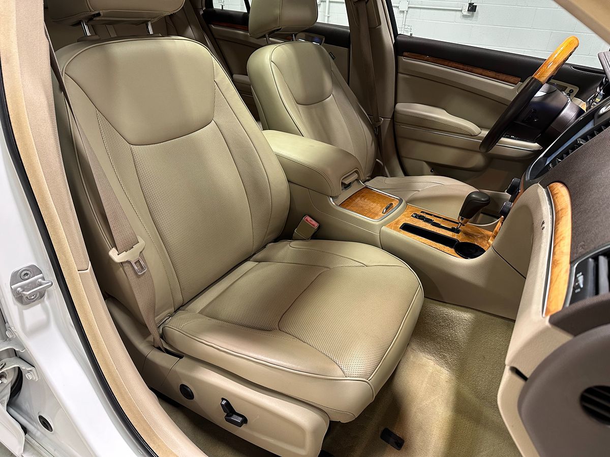 2013 Chrysler 300 photo 9