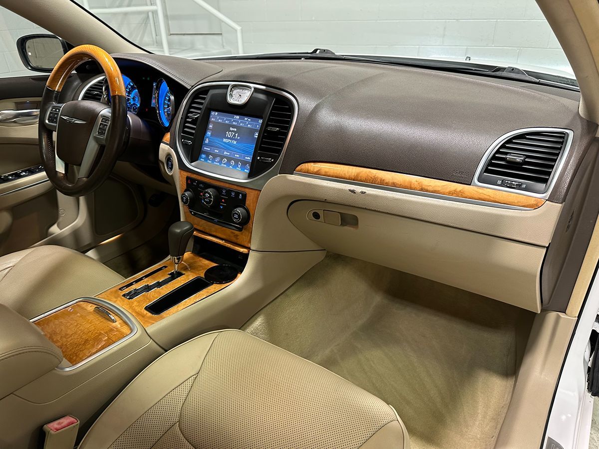 2013 Chrysler 300 photo 10