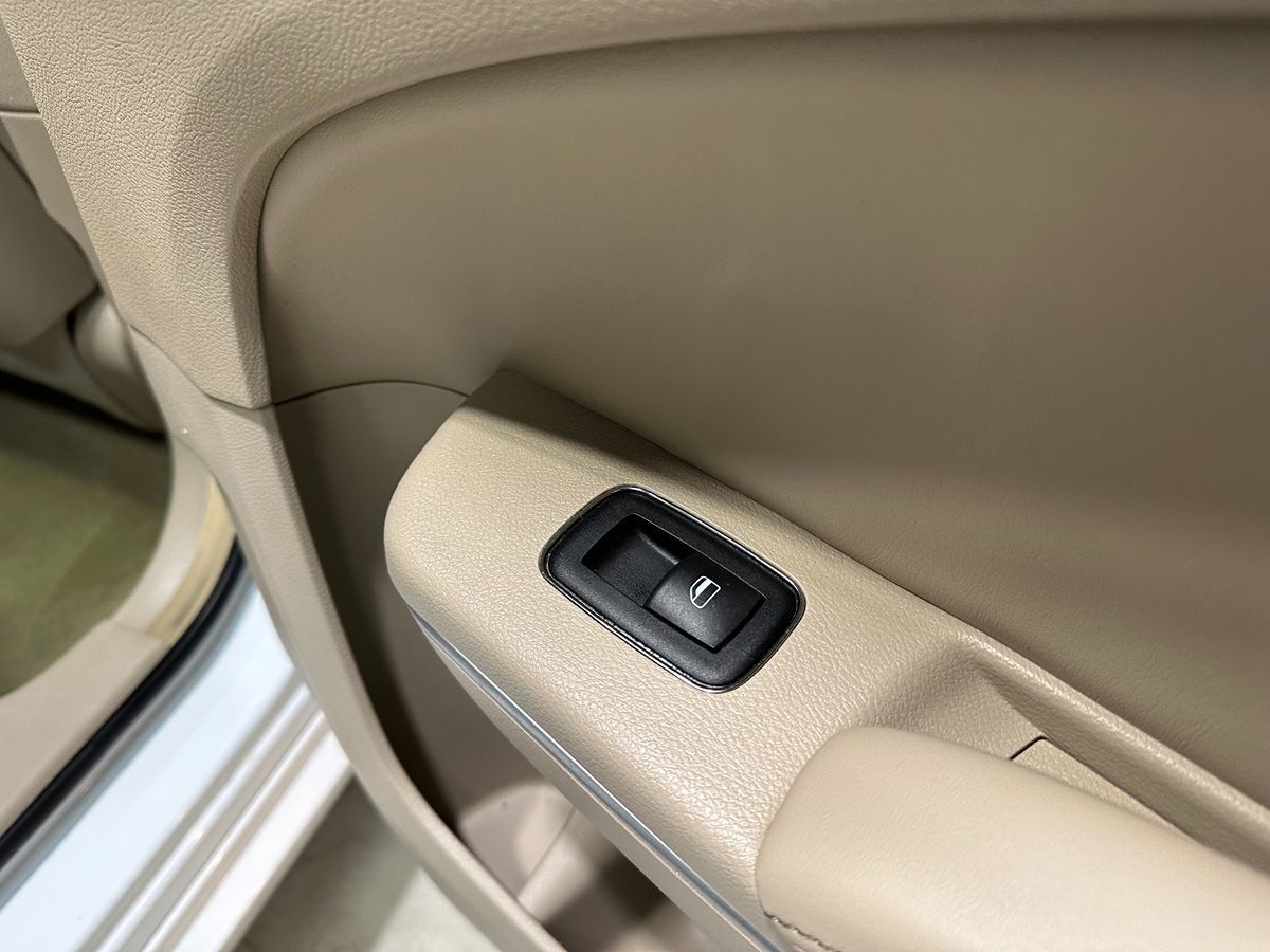 2013 Chrysler 300 photo 13