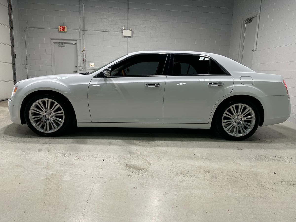 2013 Chrysler 300 photo 16