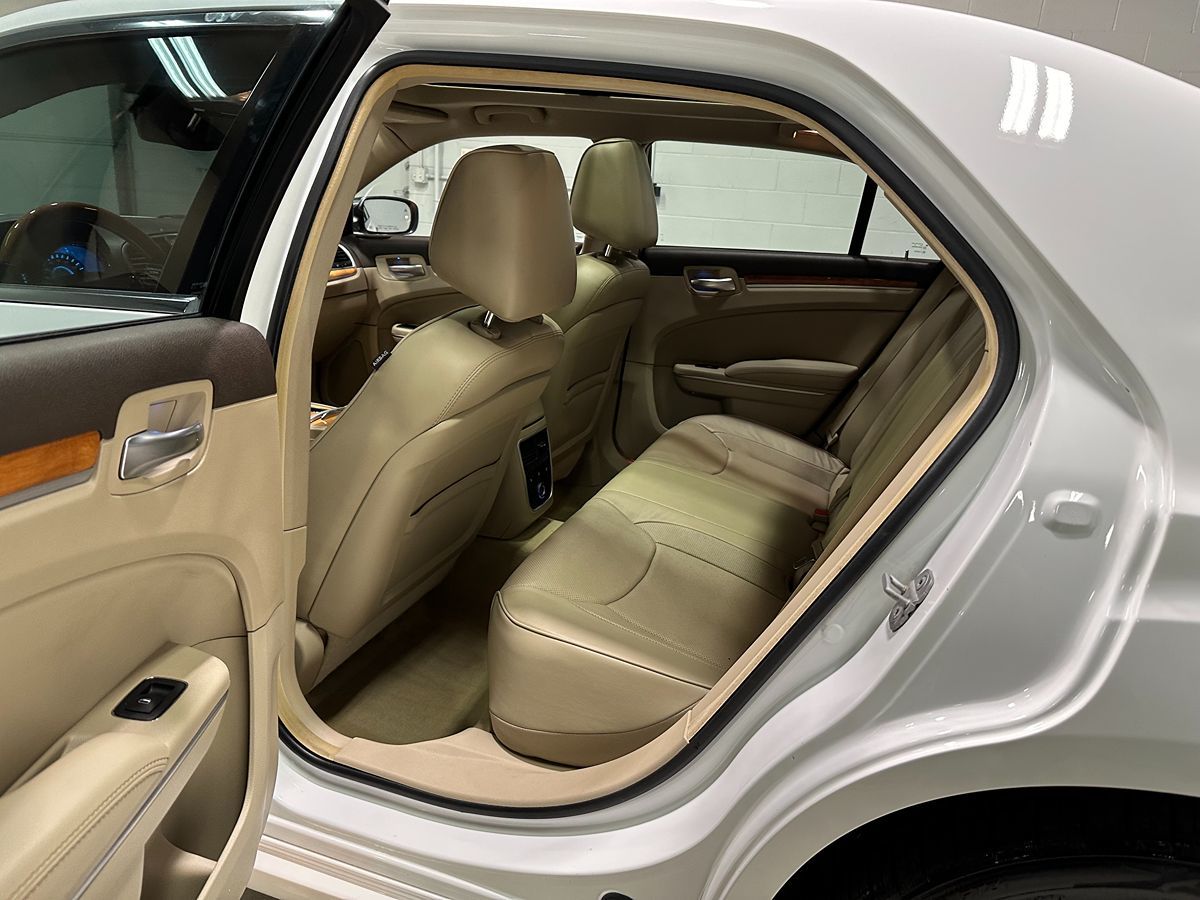 2013 Chrysler 300 photo 20