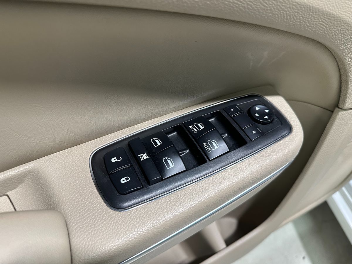 2013 Chrysler 300 photo 22