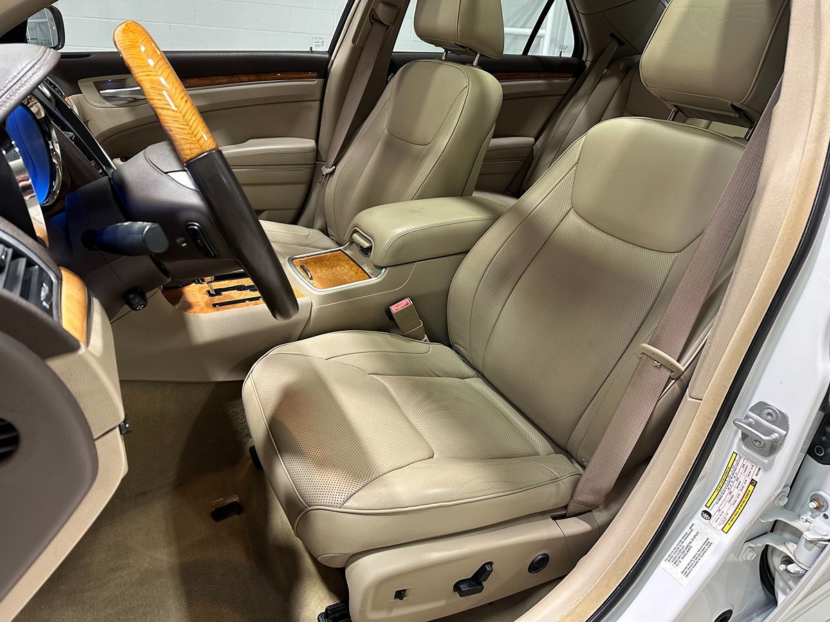 2013 Chrysler 300 photo 24