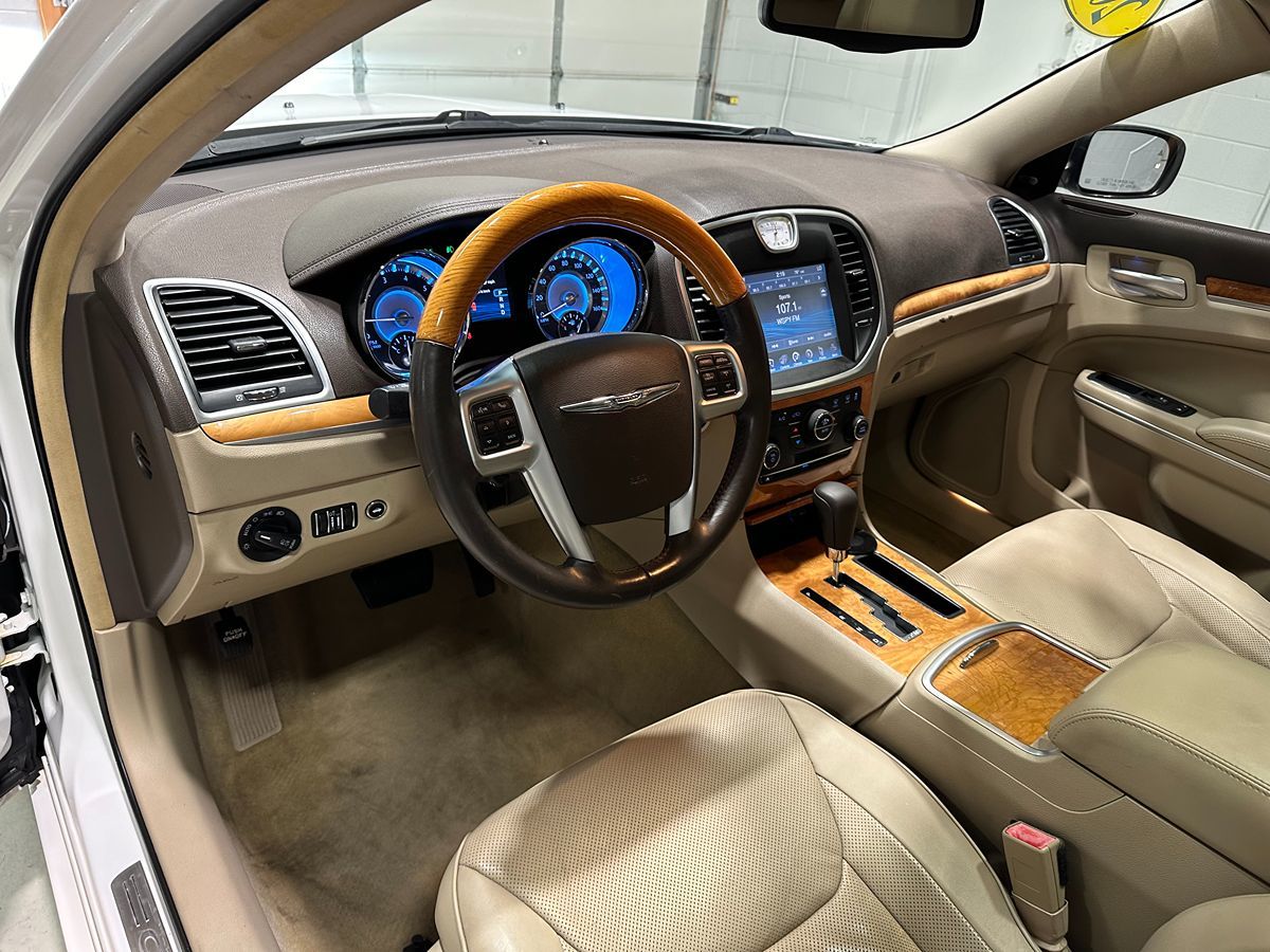 2013 Chrysler 300 photo 25