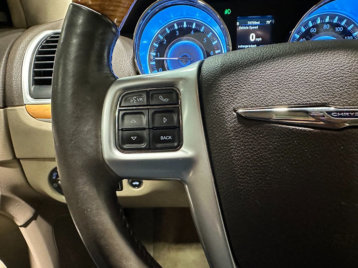 2013 Chrysler 300 photo 26