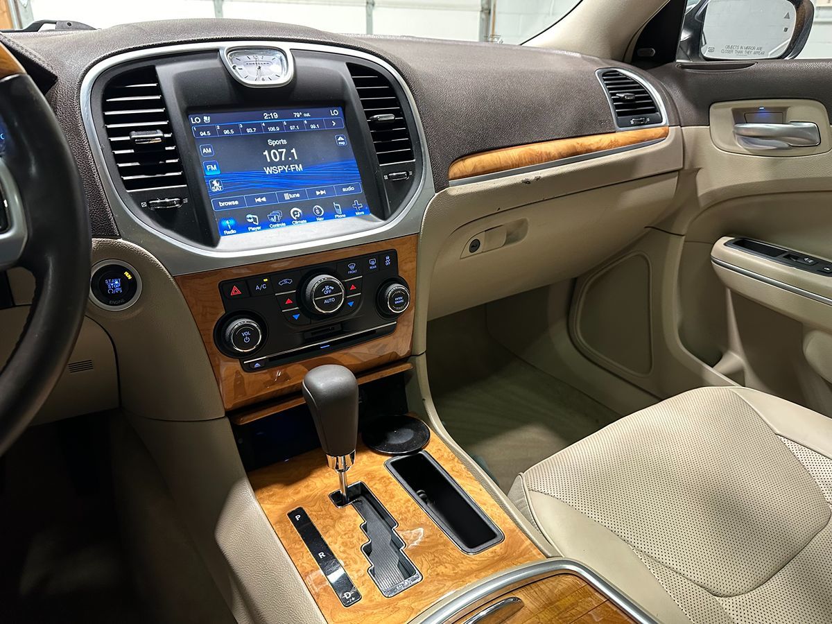 2013 Chrysler 300 photo 28
