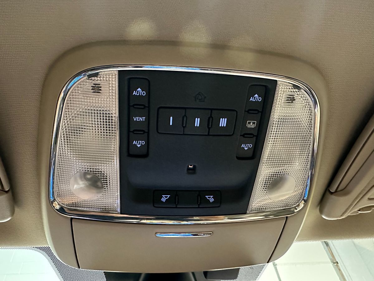 2013 Chrysler 300 photo 38