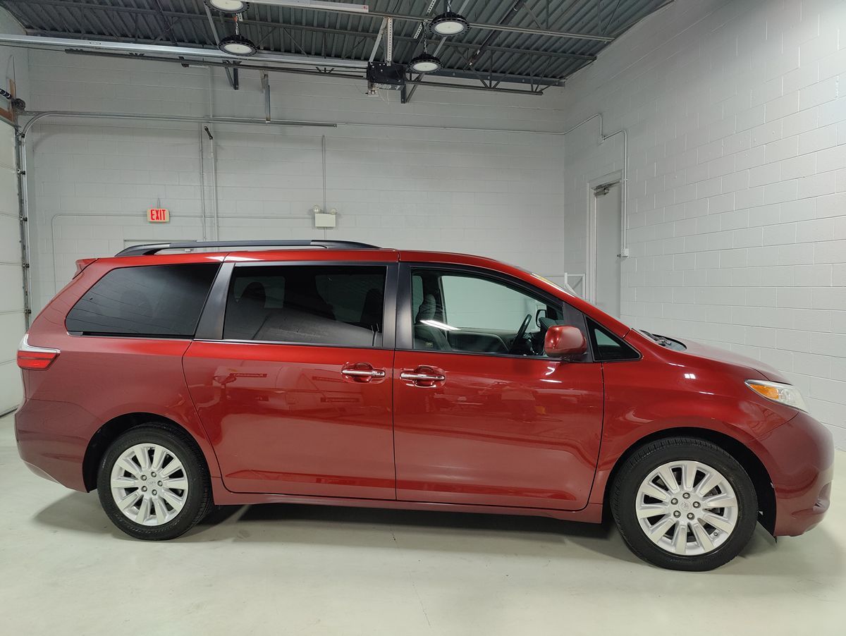 2015 Toyota Sienna XLE photo 2