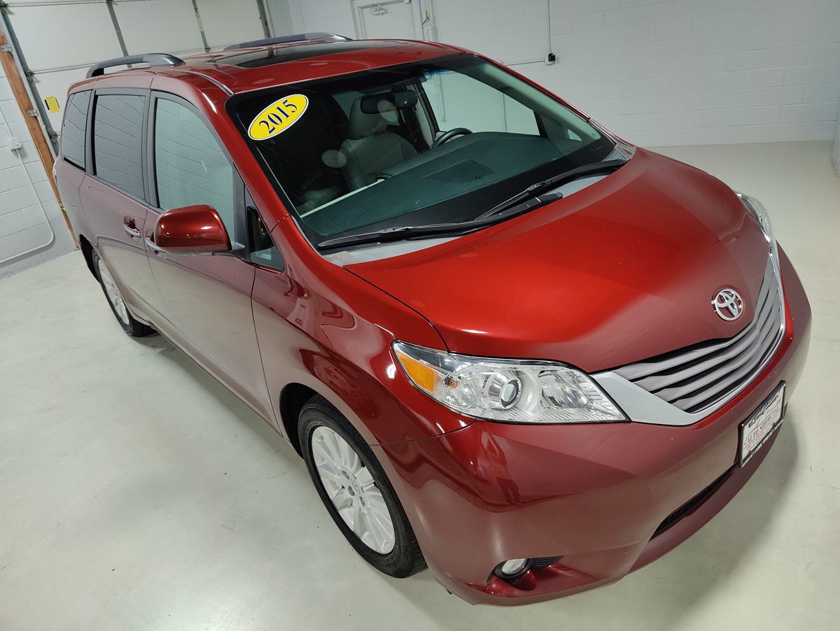 2015 Toyota Sienna XLE photo 3