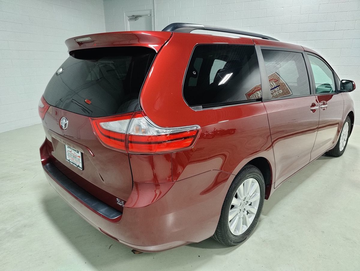 2015 Toyota Sienna XLE photo 6