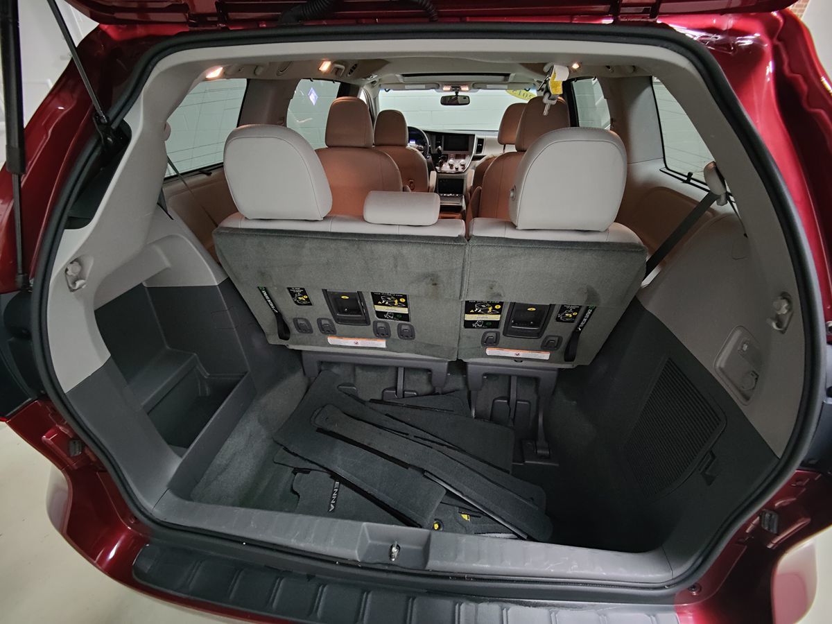 2015 Toyota Sienna XLE photo 8