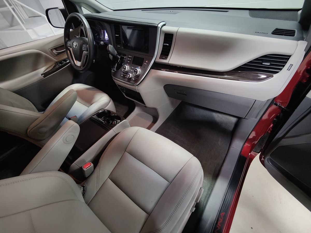 2015 Toyota Sienna XLE photo 9