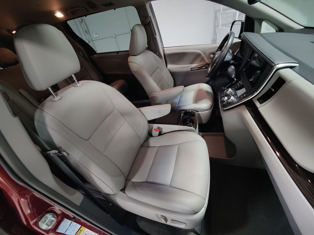 2015 Toyota Sienna XLE photo 10
