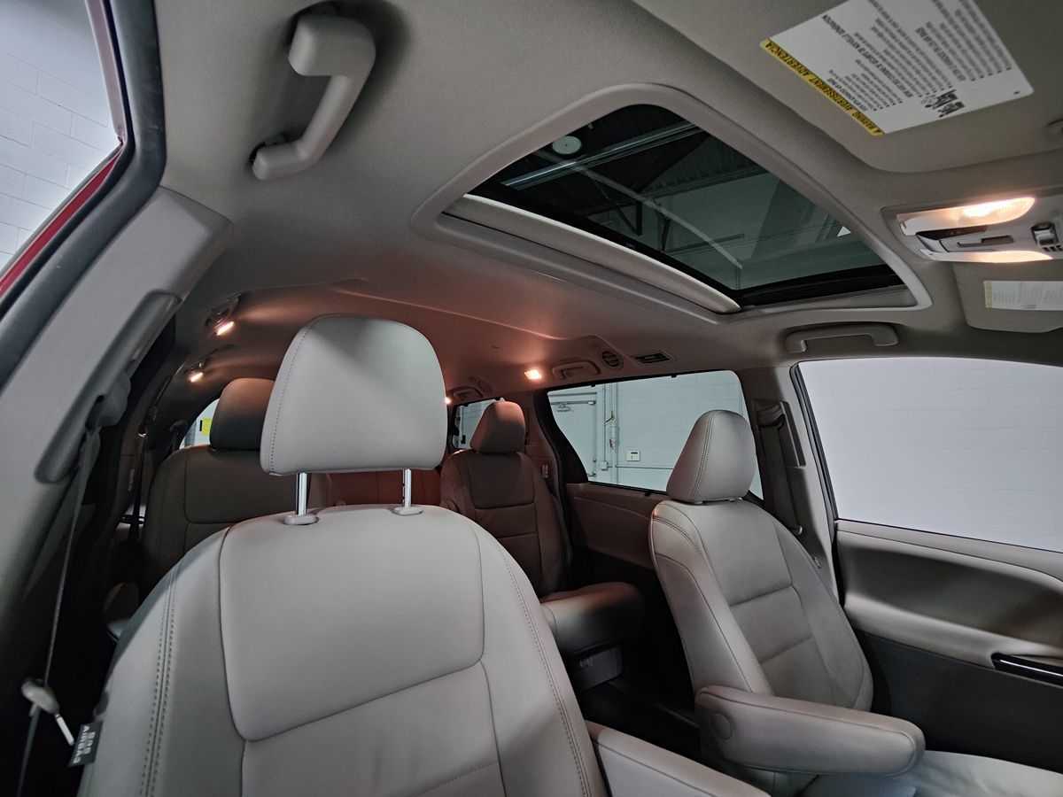 2015 Toyota Sienna XLE photo 11