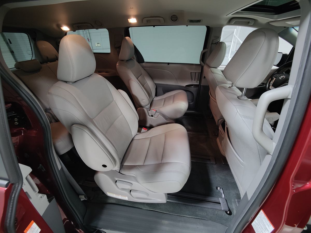 2015 Toyota Sienna XLE photo 12