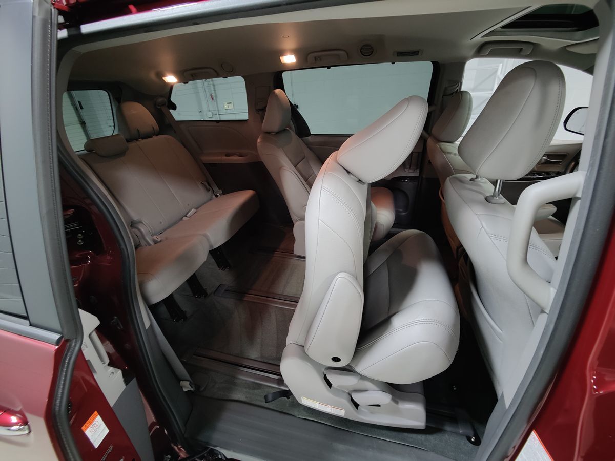 2015 Toyota Sienna XLE photo 13