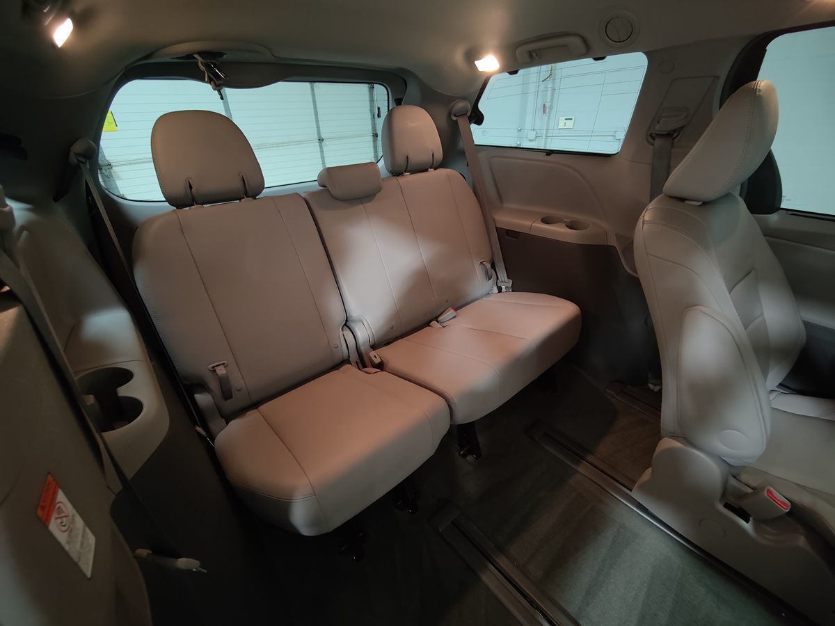 2015 Toyota Sienna XLE photo 14