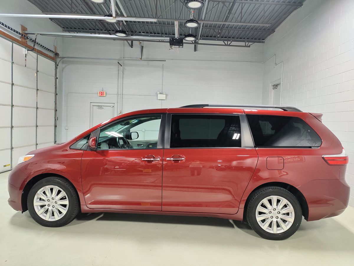 2015 Toyota Sienna XLE photo 16