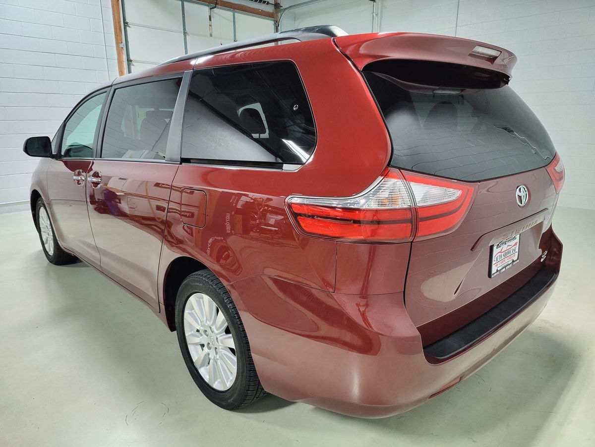 2015 Toyota Sienna XLE photo 17