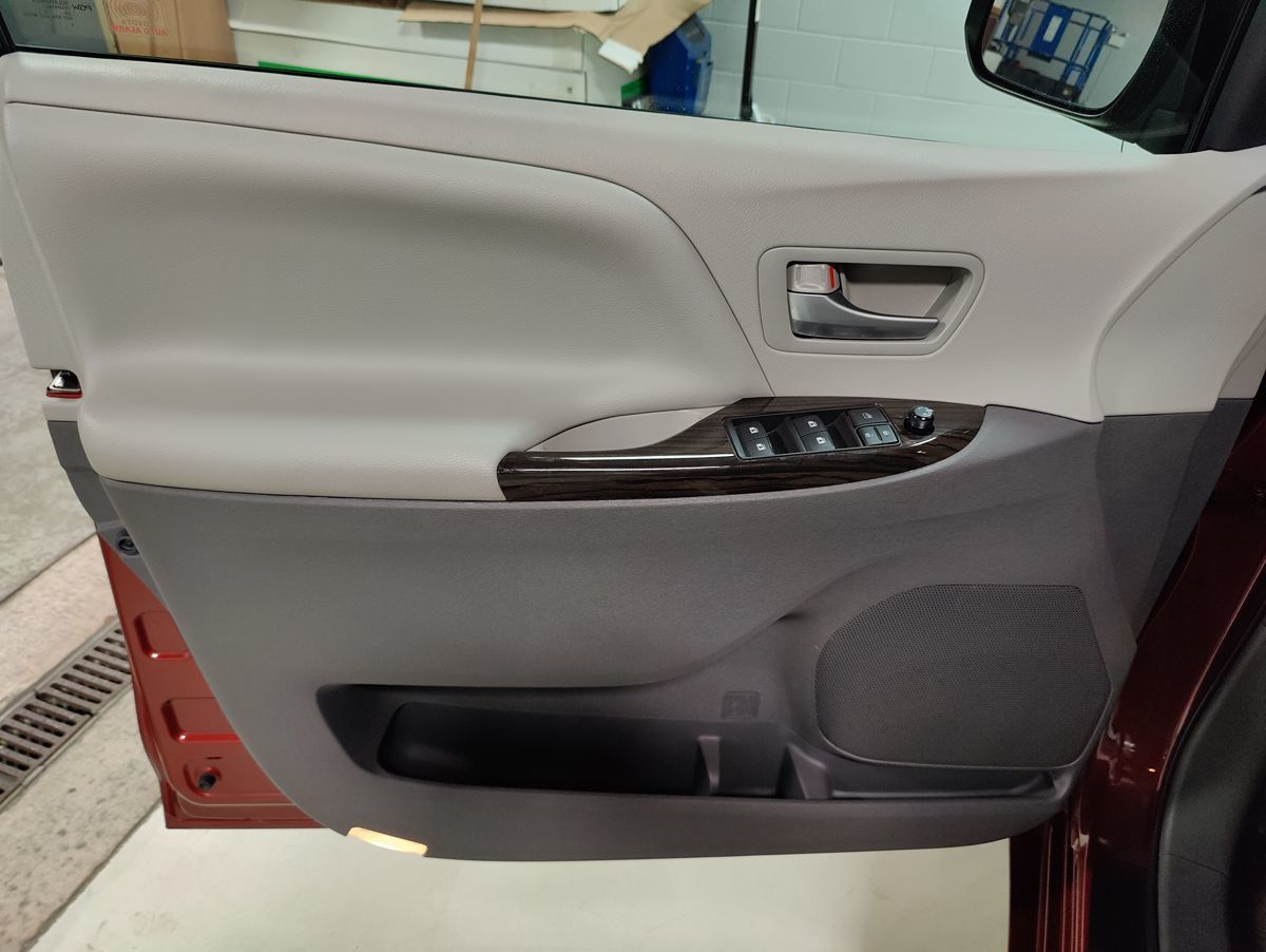 2015 Toyota Sienna XLE photo 18